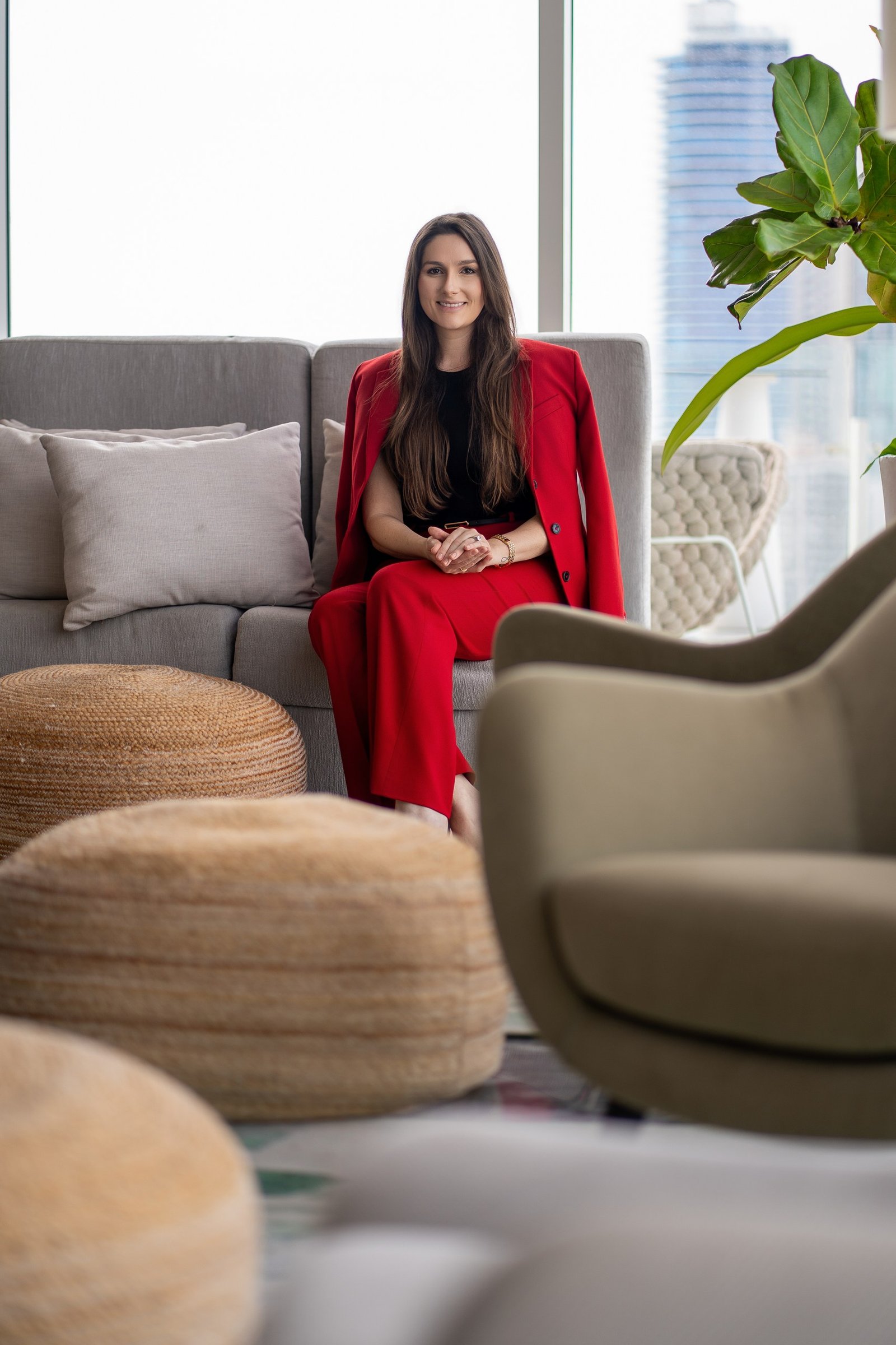 Nina Quisinski sentada con traje rojo.